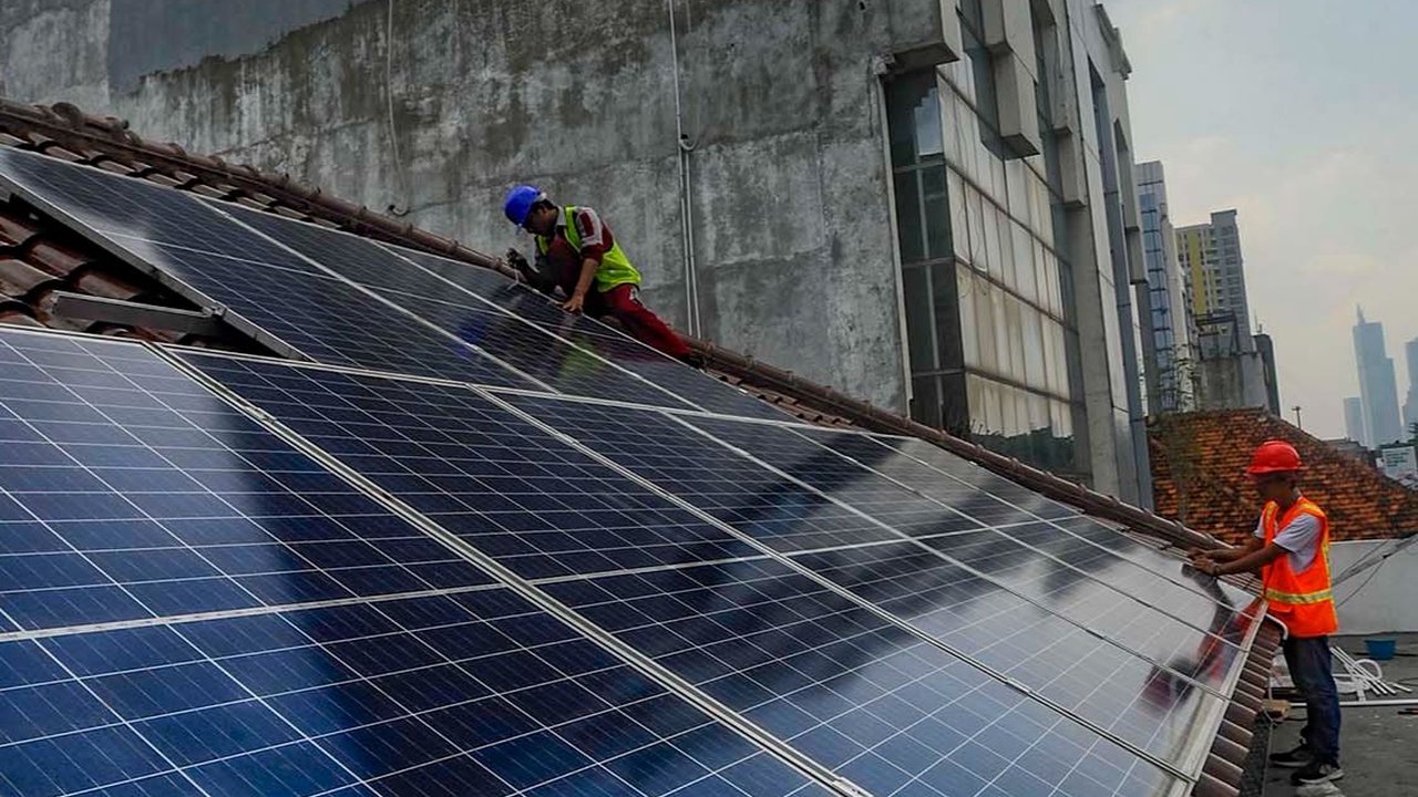 FOTO: Pemanfaatan Listrik Tenaga Surya Mulai Diminati Warga Ibu Kota