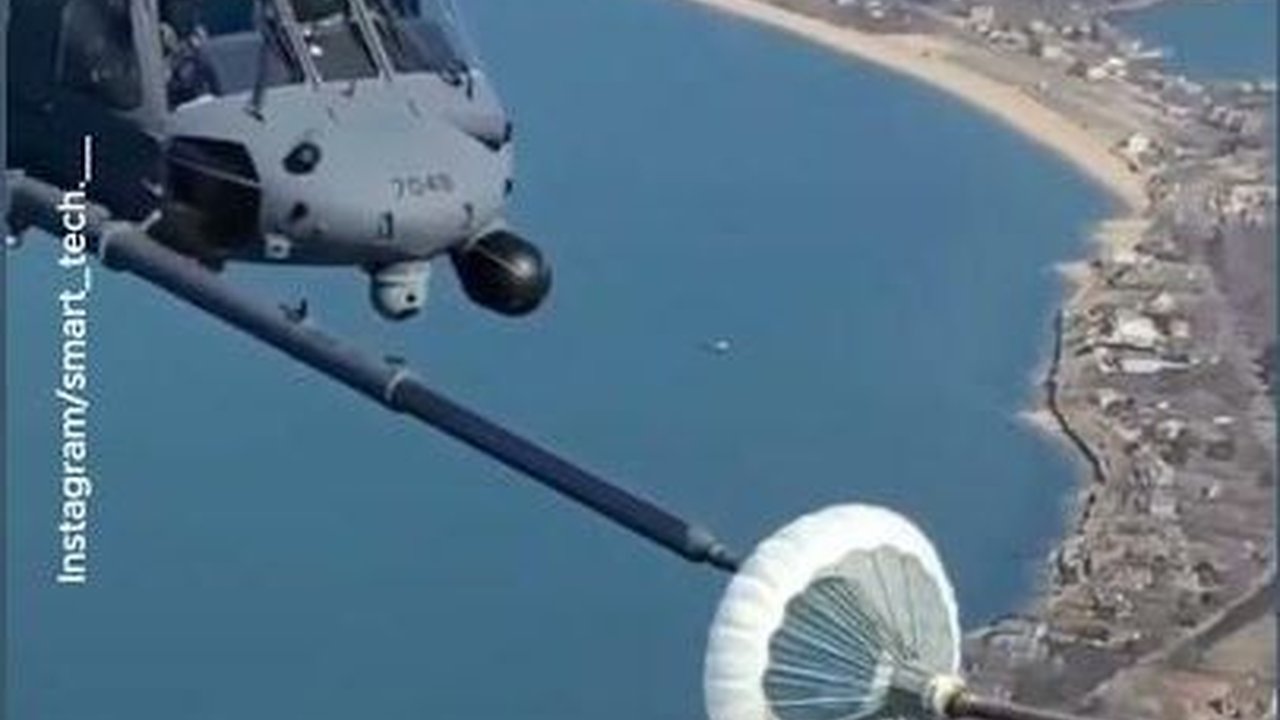 VIDEO: Begini Cara Isi Bahan Bakar Helicopter saat di Udara