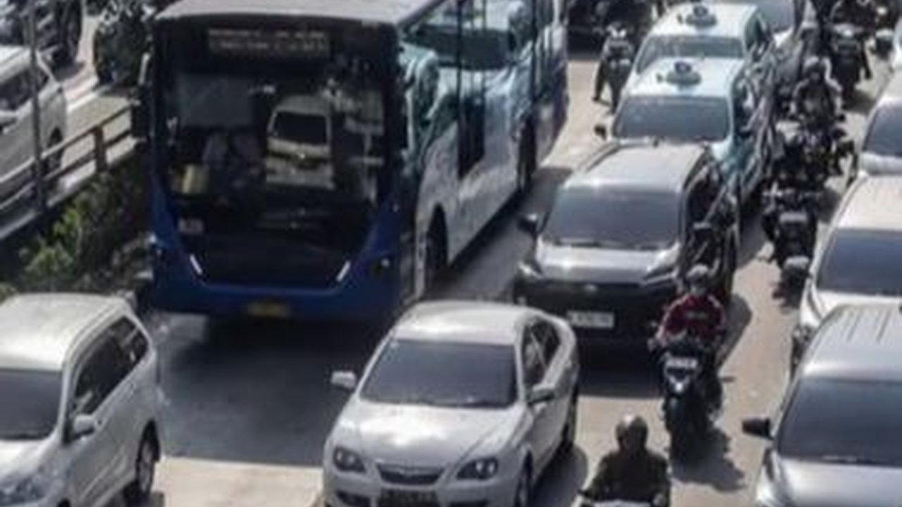 Terjebak Macet di Jalan Tol Bali Mandara, Turis Jalan Kaki Menuju Bandara I Gusti Ngurah Rai