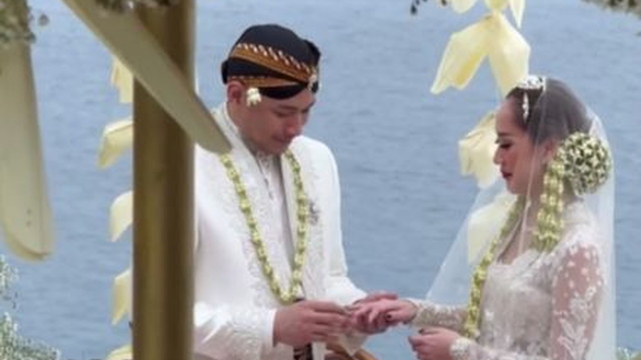 Potret Cantik Bunga Citra Lestari Saat Tiko Aryawardhana Pakaikan Cincin Kawin