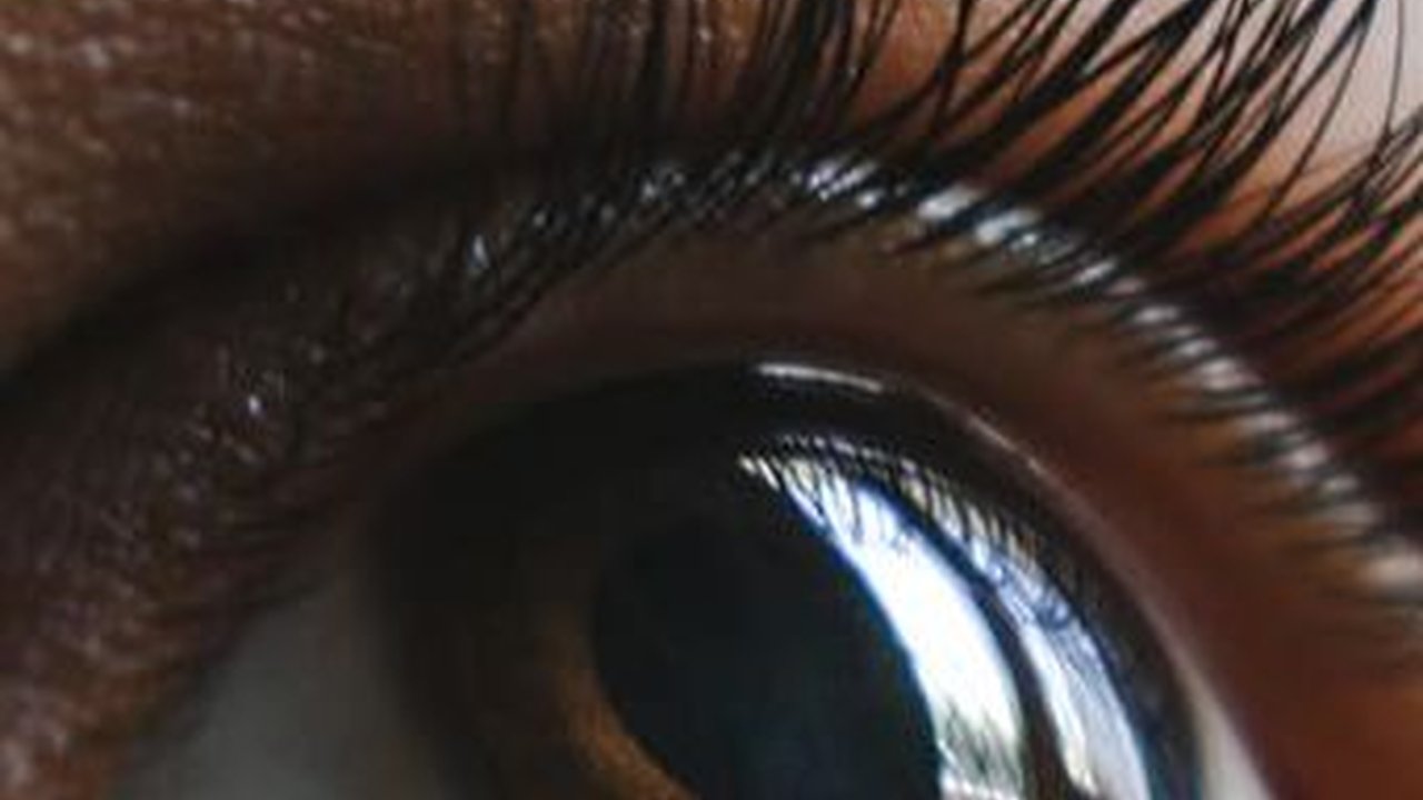 Arti Kedutan Mata Kiri Atas, Tanda Baik atau Buruk?