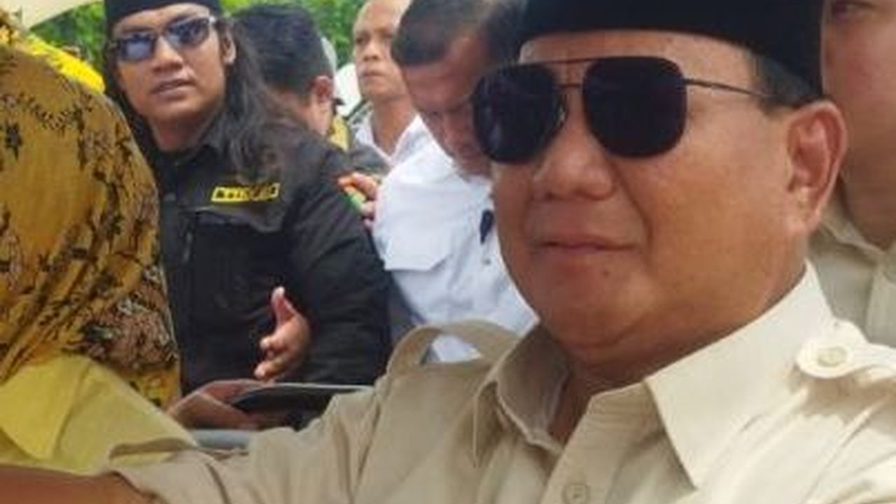 Kampanye di Banten, Prabowo Ziarah ke Makam Sultan Maulana Hasanuddin Didampingi Ratu Tatu & Airin