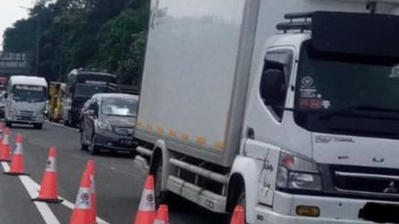 Volume Kendaraan Meningkat, Contraflow Diberlakukan di Tol KM 47 hingga KM 65 Arah Cikampek