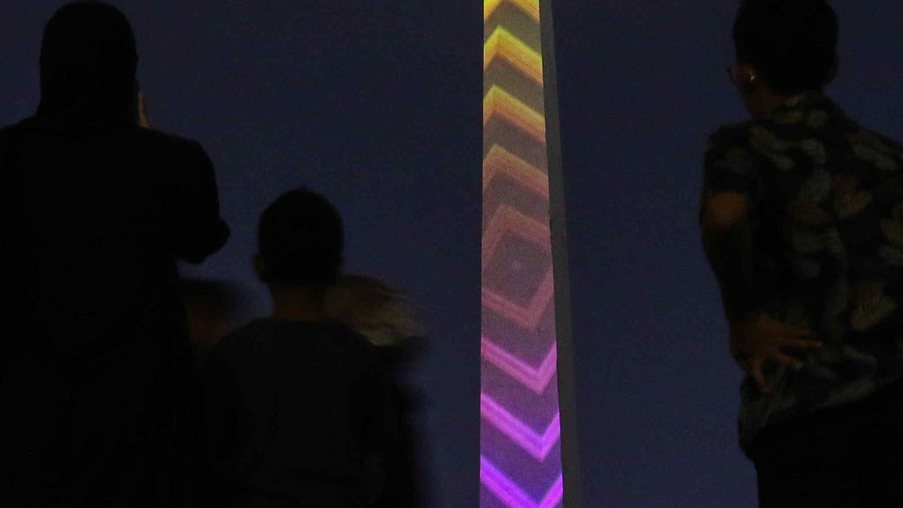 FOTO: Libur Akhir Tahun, Monas Tampil Cantik dengan Warna-warni Video Mapping