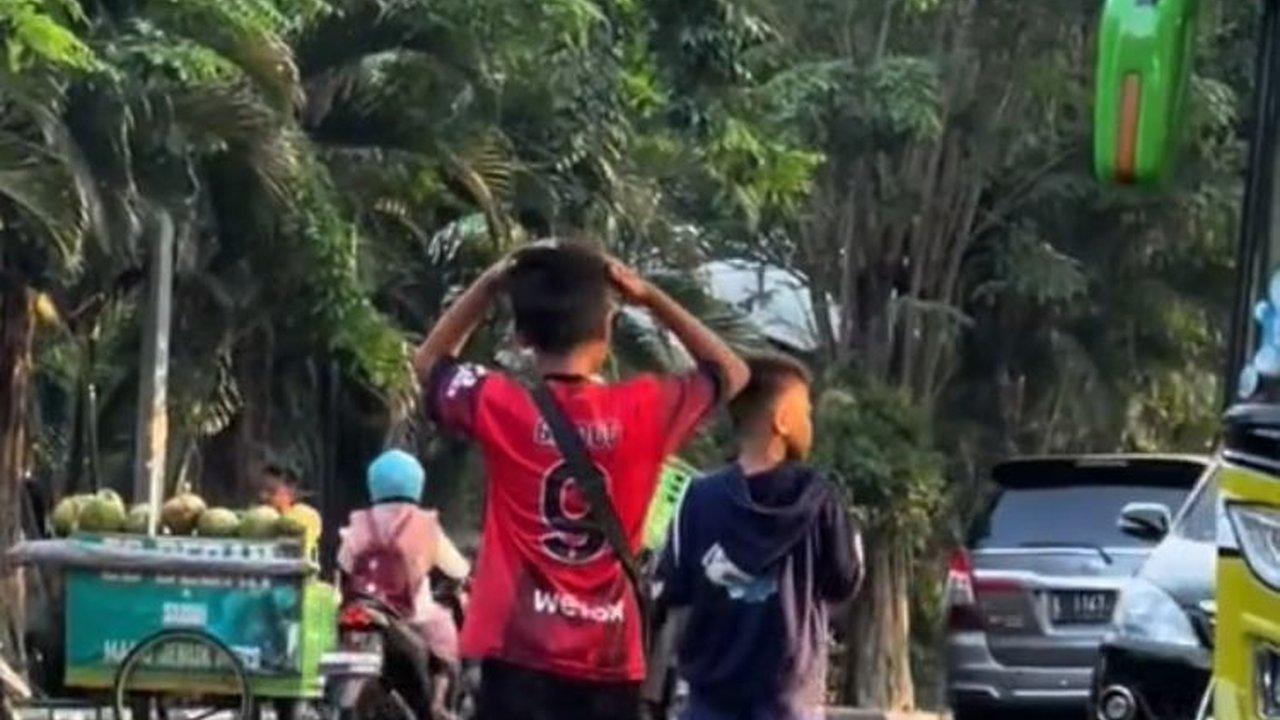 Viral Kisah Dua Sahabat Jualan Makanan Ringan untuk Bantu Orang Tua, Bikin Haru
