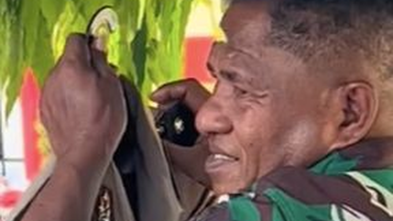Prajurit TNI ini Bangga Anaknya jadi Polisi, Saking Bahagianya Seragam Sang Putra Dijaga di Bawah Pohon