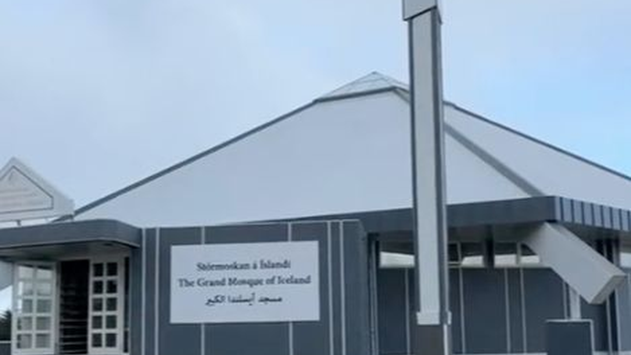 Penampakan Masjid Megah di Bagian Utara Bumi, Nengok ke Atapnya Bisa Lihat Aurora