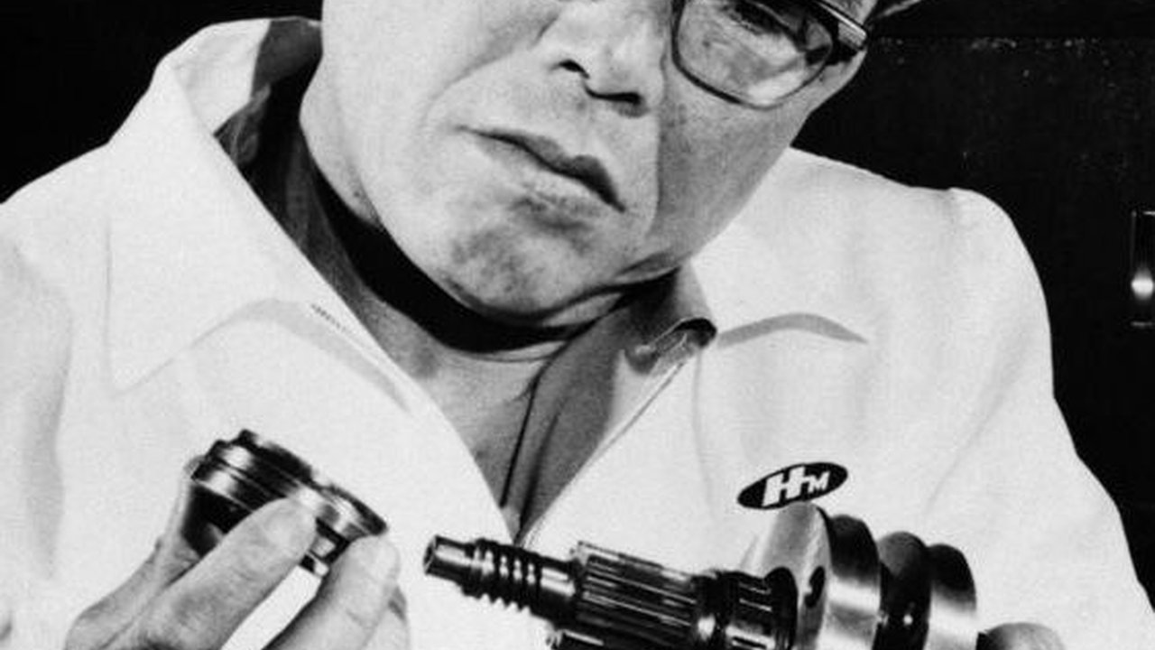 Hanya Lulusan SD, Pria ini Justru Jadi Pengusaha Otomotif Mendunia