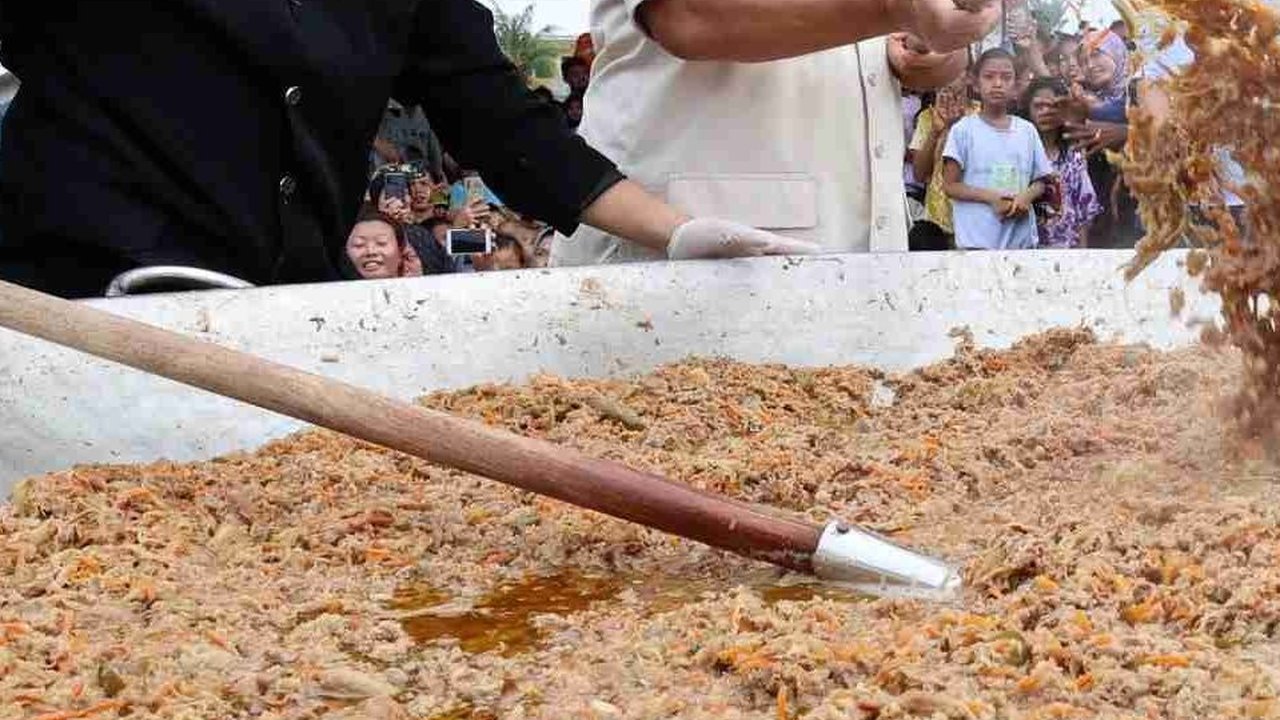 Potret Prabowo 'Masak Besar' Bareng Chef Bobon di Cilincing, Ikut Aduk Masakan di Kuali Raksasa