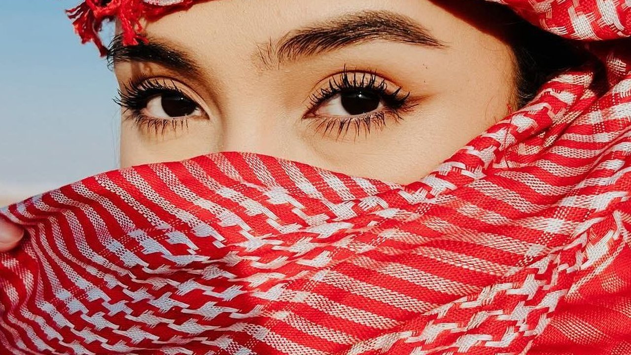 Potret Cantik Caitlin Halderman saat Liburan di Dubai, Foto di Padang Pasir Bikin Salfok