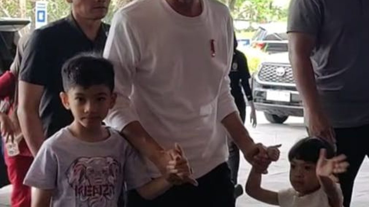 Ditinggal Gibran Kampanye, Jokowi Momong Jan Ethes dan La Lembah Manah Jelang Tahun Baru