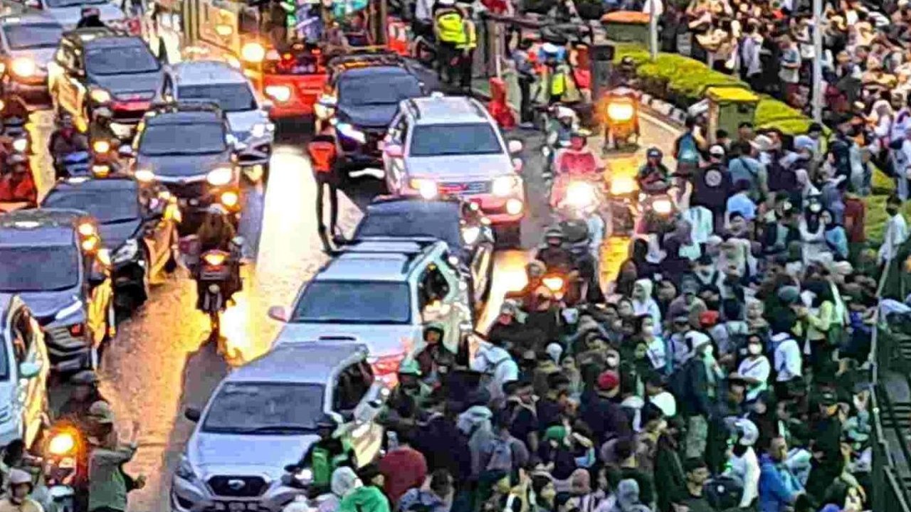 Warga Jakarta Mulai Padati Kawasan Bundaran HI jelang Perayaan Tahun Baru