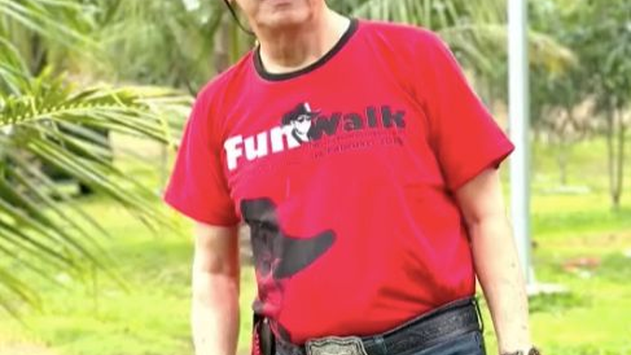Penampilan Keren Menteri Jokowi Pergi ke Kebun, Naik Mobil Hardtop Tua Lewati Jalanan Licin