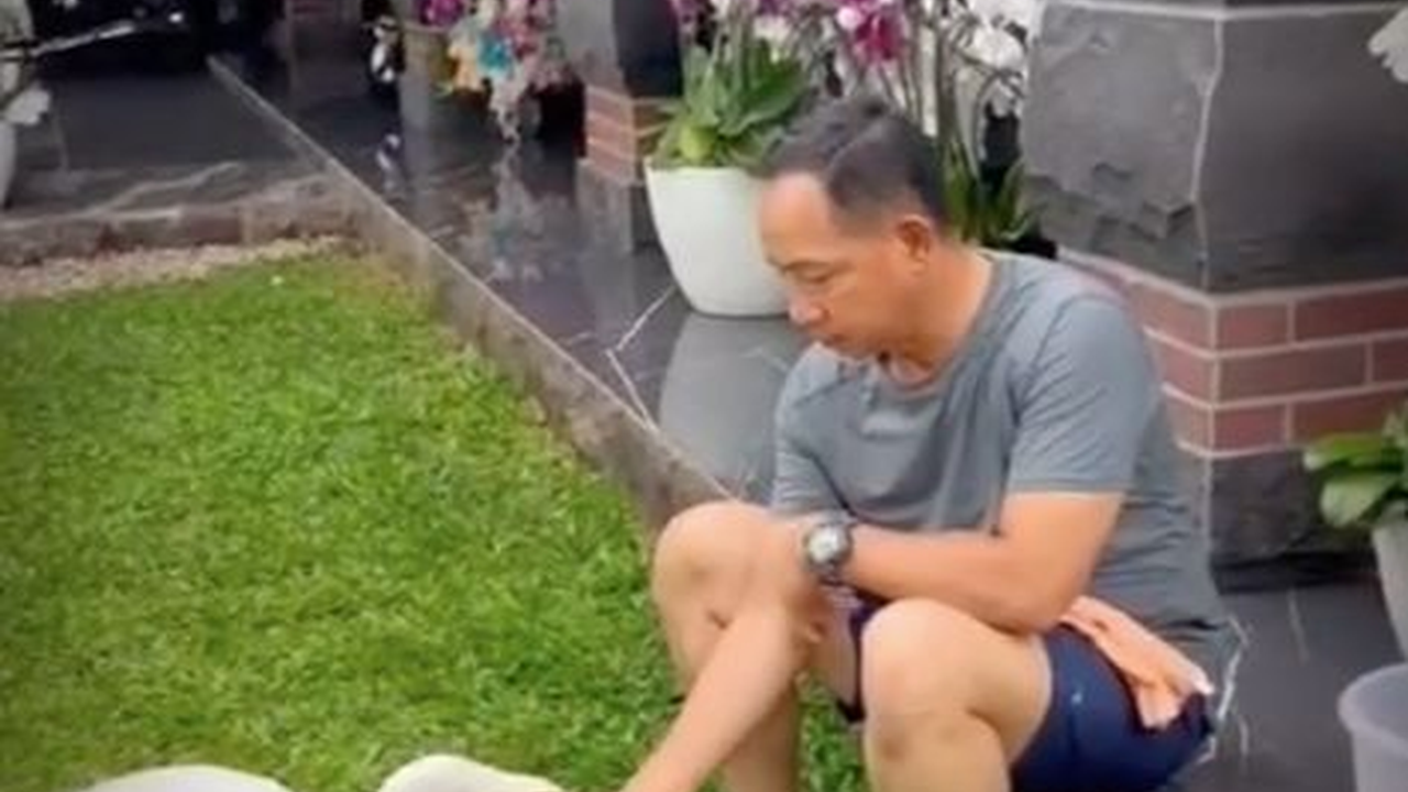⁠Gaya Santai Panglima TNI Agus Nikmati Akhir Pekan Bareng Tiga Angsa Kesayangan