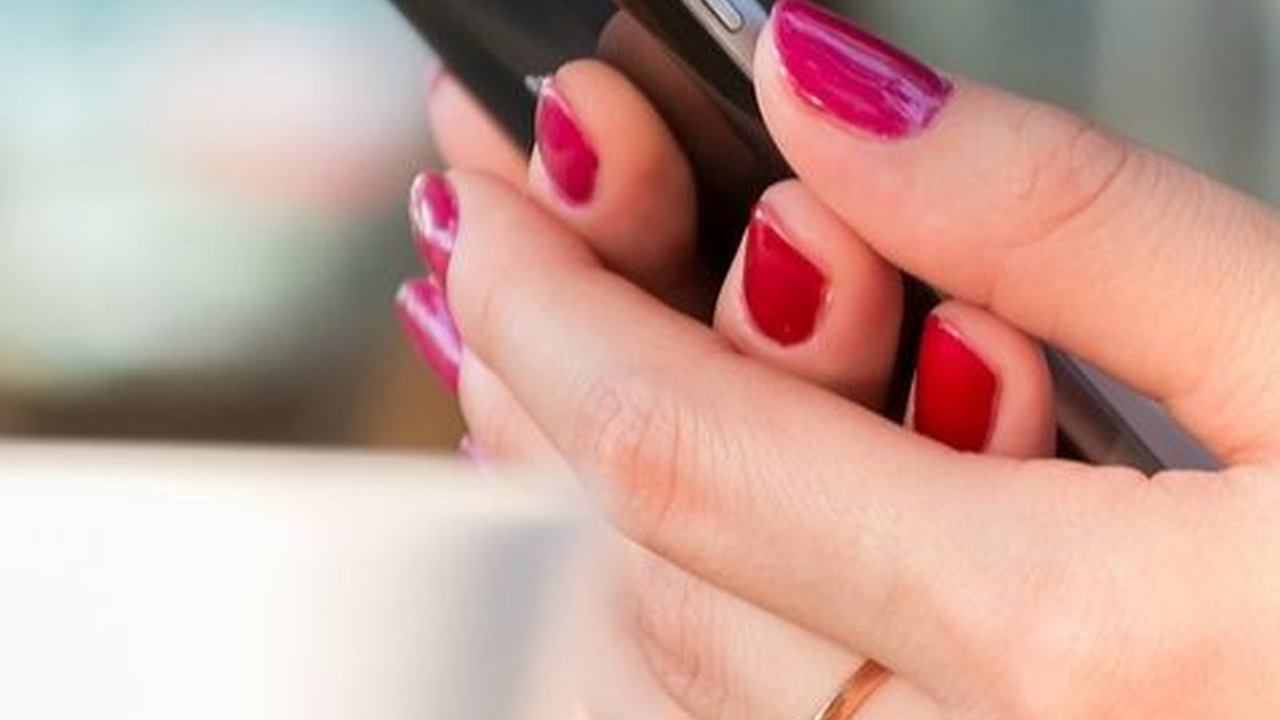 FOMO adalah Perasaan Takut Tertinggal, Ketahui Penyebab dan Dampaknya