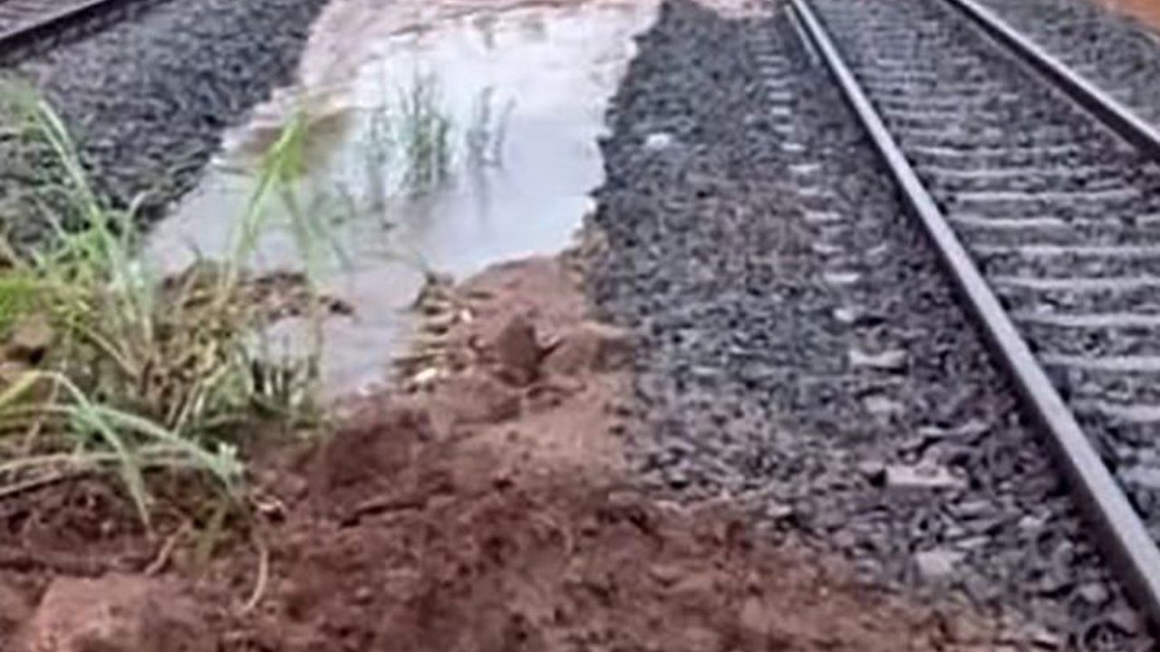 Rel Tertimbun Longsor di Banyumas, KA Tujuan dan Keberangkatan Daop 6 Dialihkan Memutar