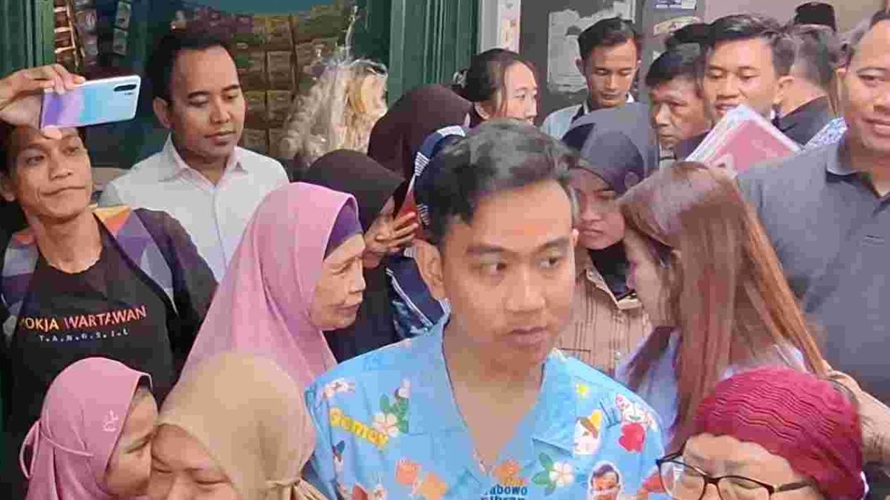 Kampanye sambil Bagi-Bagi Susu, Gibran Dikenalkan Airin ke Warga Tangerang