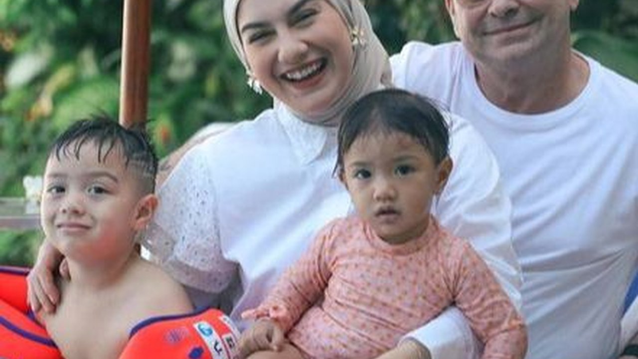 Kedekatan dengan Keluarganya Disorot, Ini 8 Potret Irish Bella yang Pancarkan Aura Bahagia di Tengah Proses Perceraian dengan Ammar Zoni