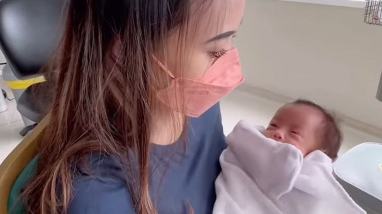 Tangisan Pecah Tak Kuasa Menahan Kesedihan, Potret Nadya Shavira Ziarah ke Makam Anak dan Tabur Bunga di Kuburan Mungil Baby Lula