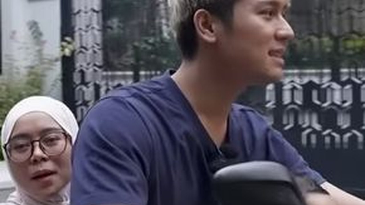 Quality Time ala Lesti Kejora Bareng Keluarga, Keliling Komplek Pakai Sepeda Listrik Sambil Jajan Bakso