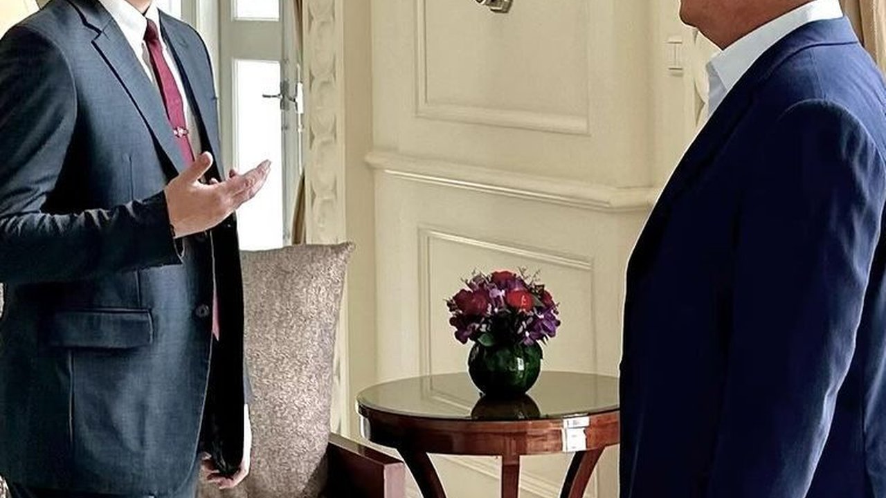 Punggung Ajudan Ganteng Mendadak jadi 'Meja' Pensiunan Jenderal Kopassus, ini Potretnya