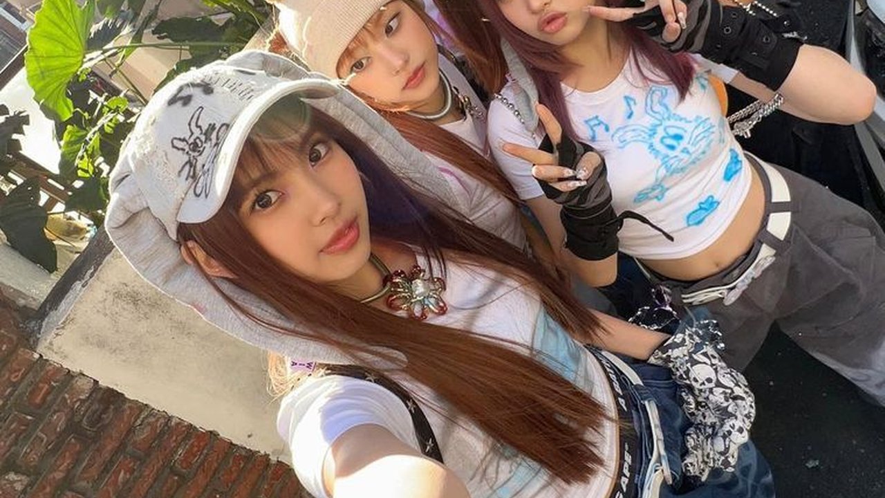 Intip Inspirasi Outfit Y2K Ala NewJeans, Auto Kece dan Stylish!