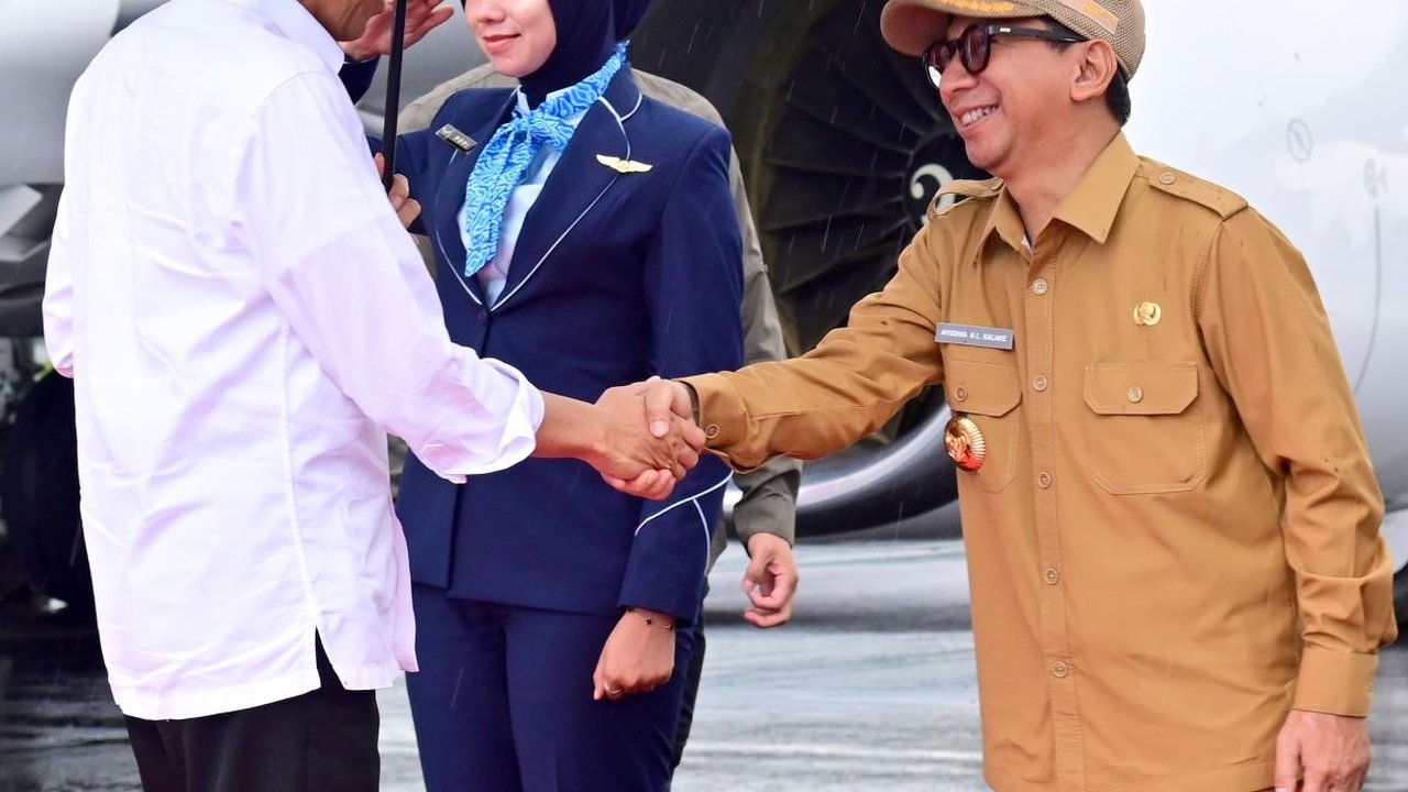 Jokowi Terbang ke NTT, Cek Gudang Bulog dan Bagi-Bagi Bantuan Pangan