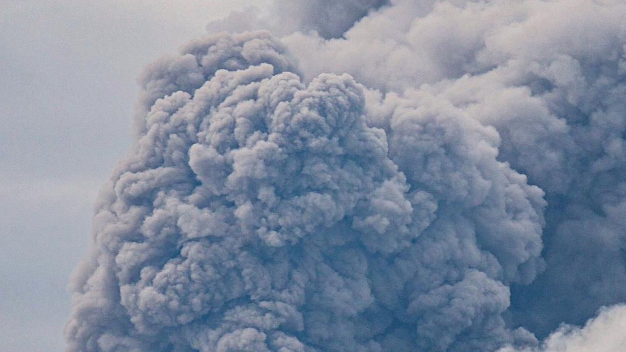 FOTO: Penampakan Gunung Marapi di Sumatera Barat Saat Muntahkan Abu Vulkanik hingga Ketinggian 3.000 Meter