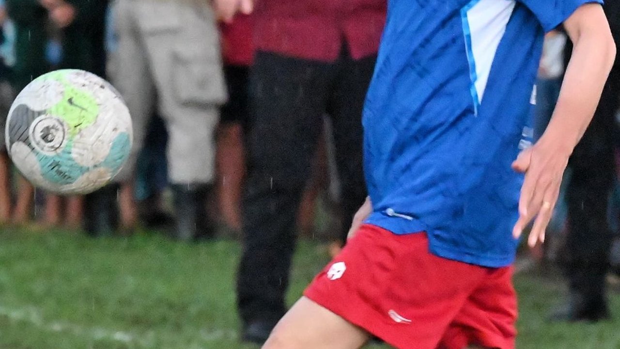 Pakai Jersey Bernomor Punggung 22, Jokowi Bermain Bola Bersama Warga NTT