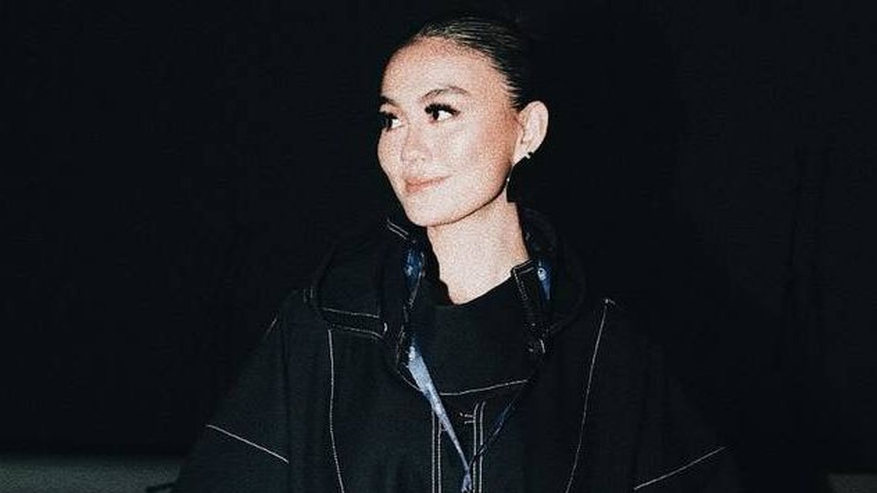 Cantiknya Agnez Mo Hadiri Konferensi di Dubai, Tampil Anggun Dalam Balutan Busana Batik