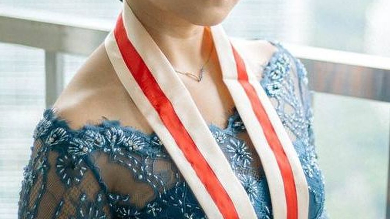 Sang Ibunda Jadi Sorotan, 8 Foto Wisuda Jessi Adik Perempuan Jefri Nichol