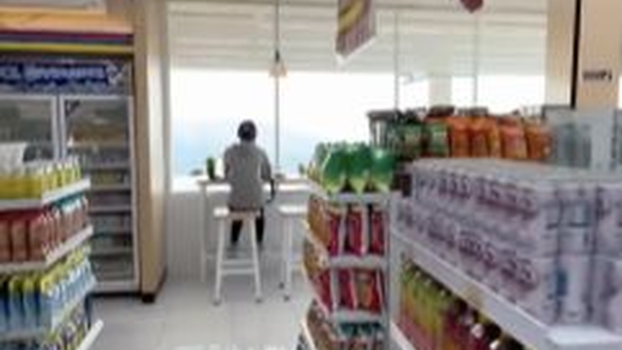 ⁠Penampakan Minimarket Tercantik di Indonesia, Viewnya Bak Lukisan Sekali Nongkrong Bakal Ogah Pulang