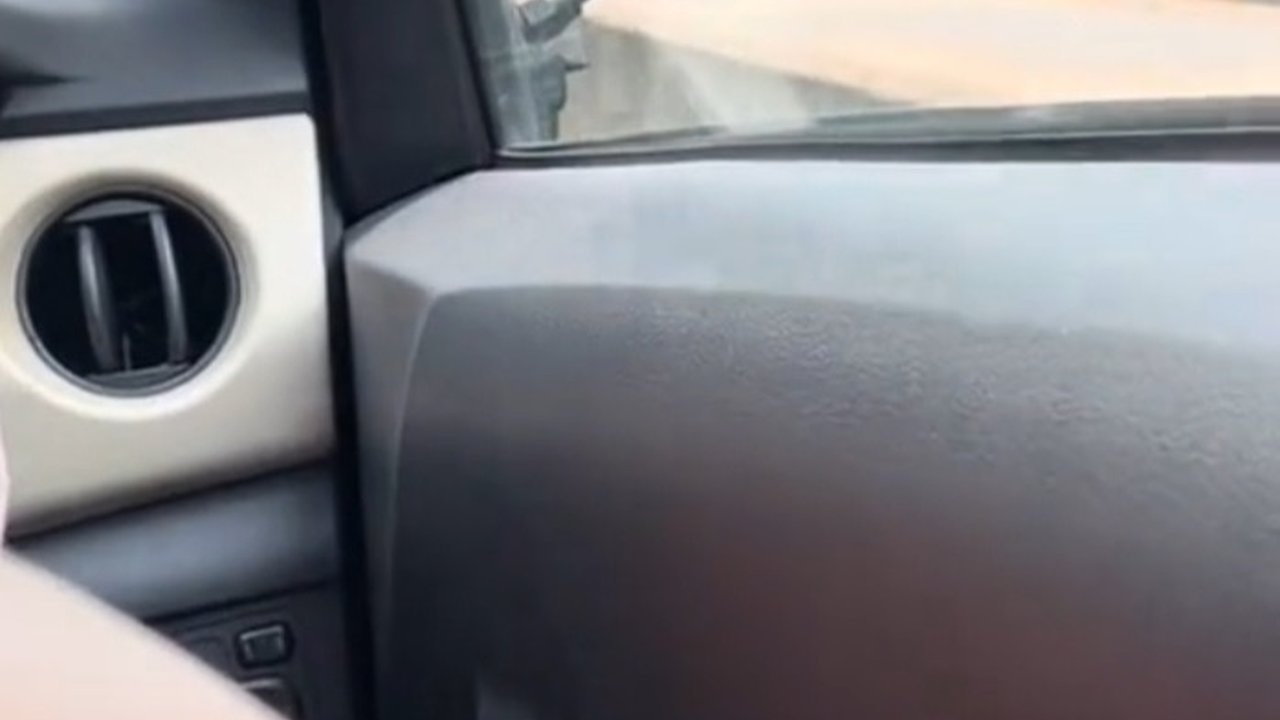 Viral Aksi Pengendara Pasang Spion Motor di Mobilnya, Bikin Heran Warganet