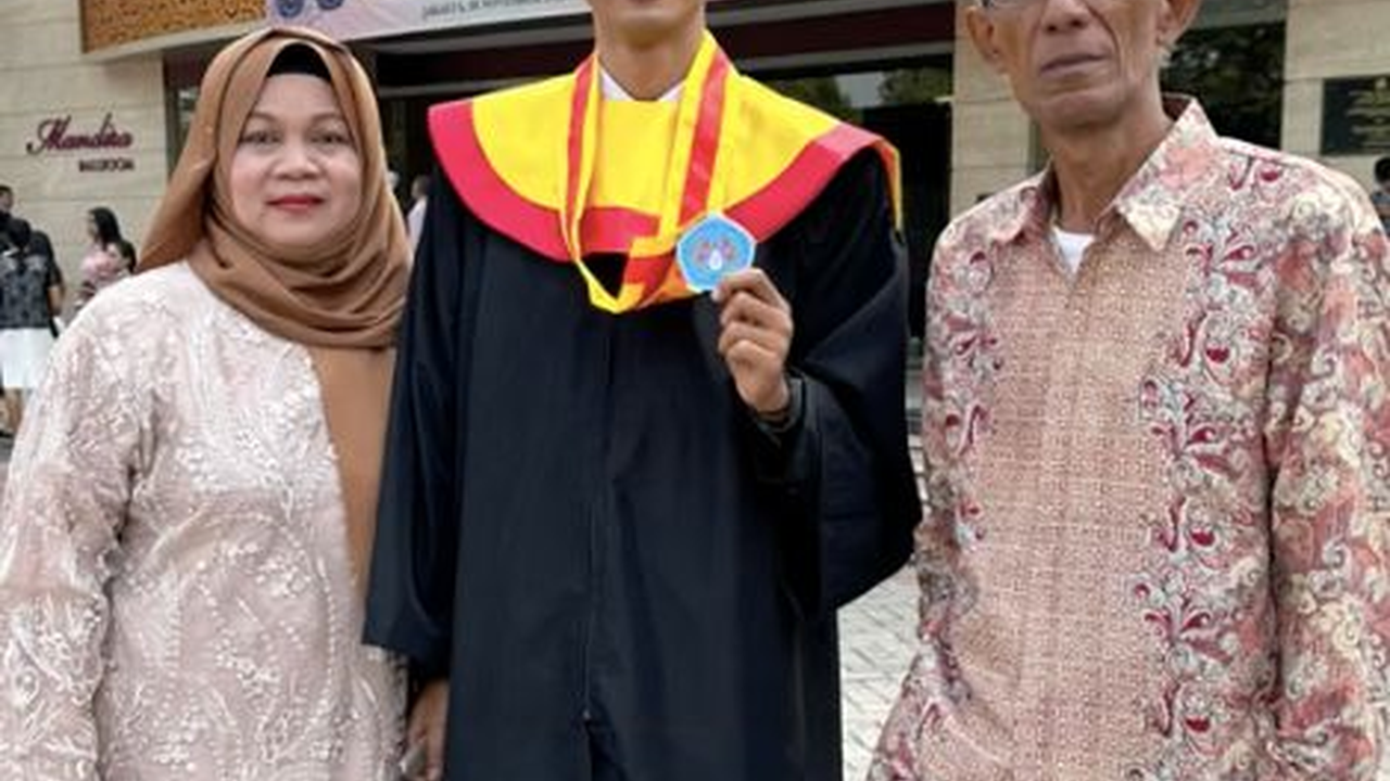 Bikin Haru Driver Ojol Lulus Kuliah Sarjana, 'Ibu Bangga Sama Kamu’ Saat Wisuda Dikawal Teman Seperjuangan