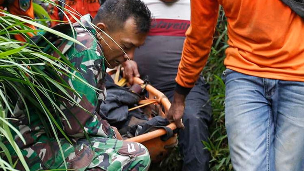 FOTO: Tim SAR Gabungan Evakuasi Jenazah Pendaki Korban Erupsi Gunung Marapi