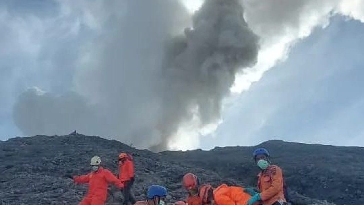 Erupsi Gunung Marapi, 8 Pendaki yang Meninggal Dievakuasi, 10 Lainnya Masih Dicari