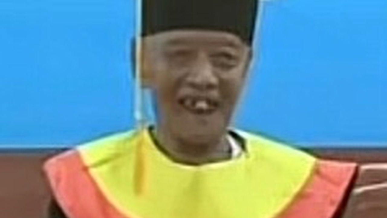 Ini Sosok Mbah Moen, Raih Sarjana Administrasi Negara di Usia 84 Tahun, Jadi Lulusan Tertua