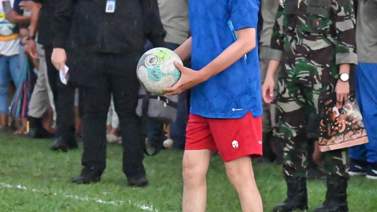 VIDEO: Momen Jokowi Beri Pesan Usai Bermain Bola di Masa Kampanye, Lanjut Asik Joget