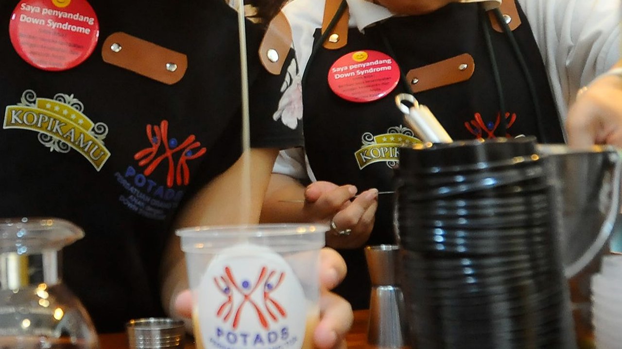 FOTO: Semangat Penyandang Down Syndrome Bekerja Jadi Barista dan Pramusaji di Coffe Shop