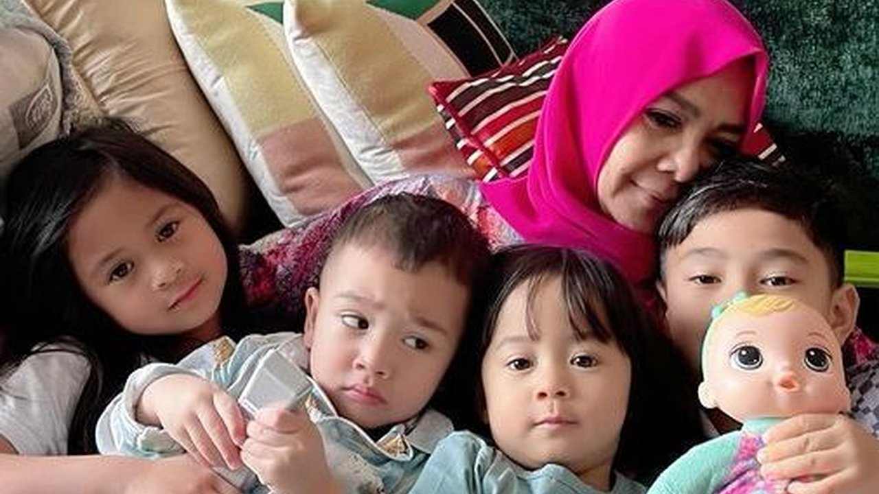 Momen Kebersamaan Mama Rieta Bersama Para Cucu Tercinta, Netizen 'Keluarga Bening Masyaallah'