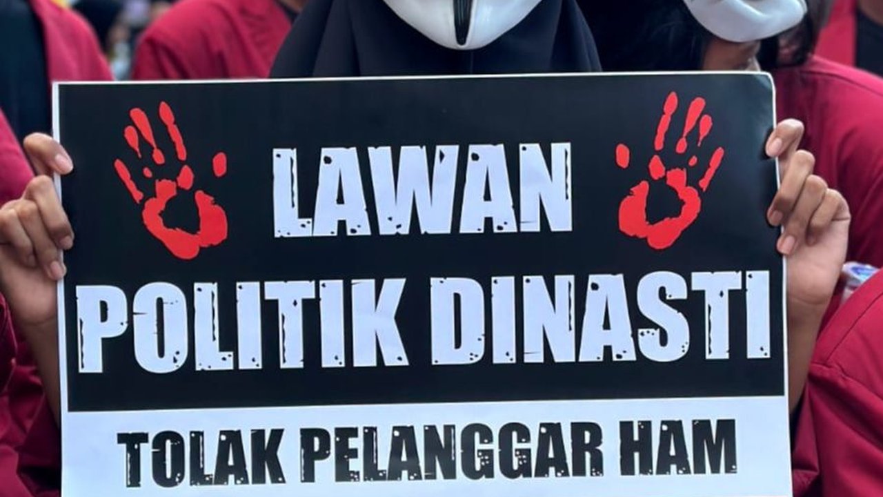 FOTO: Bertopeng Anonymous, Mahasiswa Kendari Gelar Aksi Mimbar Demokrasi Lawan Politik Dinasti dan Pelanggaran HAM