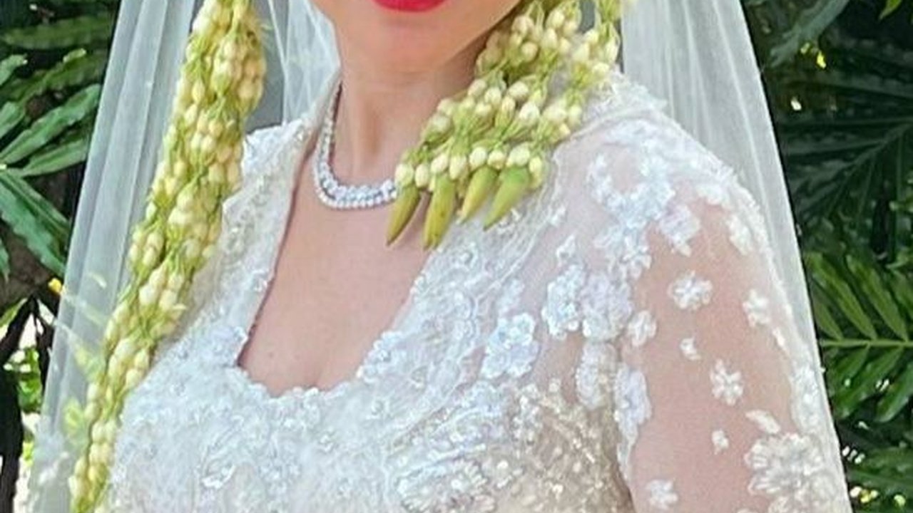 Lipstik Merah Menyala, 8 Foto Detail Makeup Akad Nikah Bunga Citra Lestari