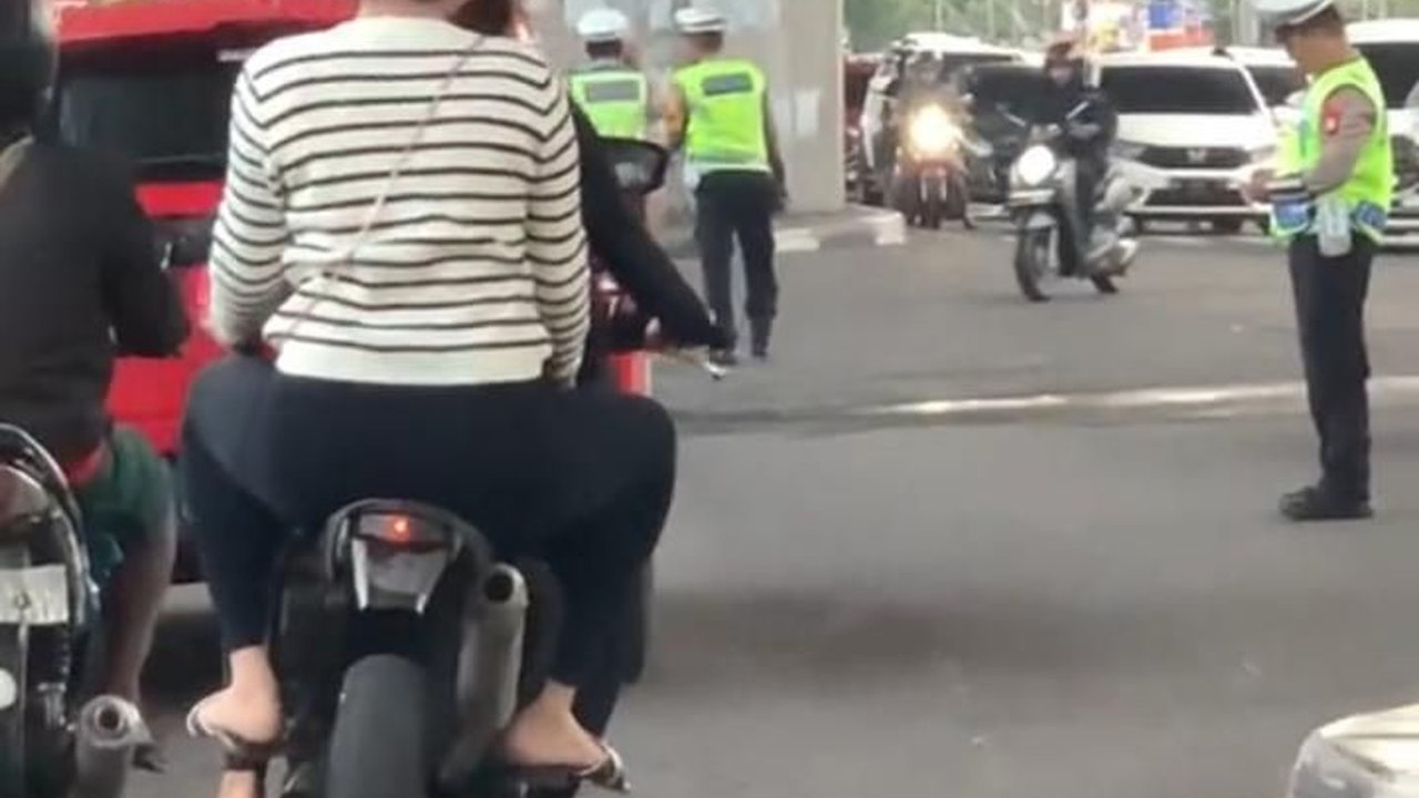 Polisi Sibuk Main HP, Dua Wanita Pengendara Motor Tanpa Helm Ini Lolos dari Tilang