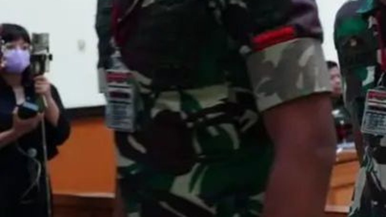 Usai Pembacaan Pledoi, Praka RM dan Kawan-Kawan Berseragam Loreng Tertunduk Lesu Saat Keluar Ruangan Sidang