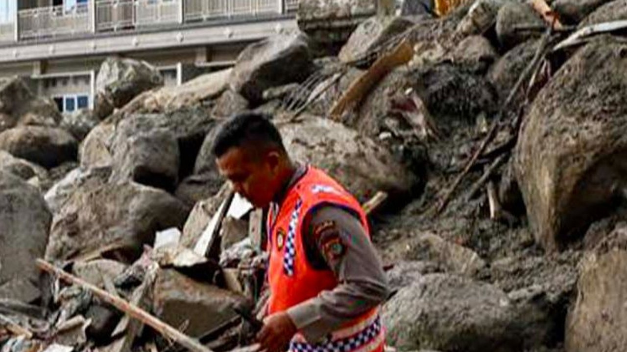 FOTO: Ngerinya Terjangan Longsor di Humbang Hasundutan Sumut, Batu-Batu Besar Sapu Puluhan Rumah