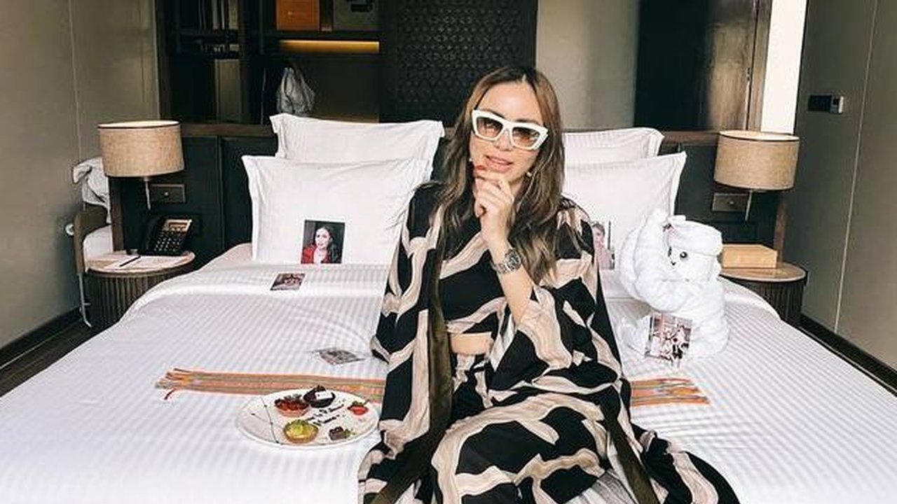 Potret Momo Geisha Liburan di Lombok, Hot Mom Super Kece Berpose di Pinggir Pantai