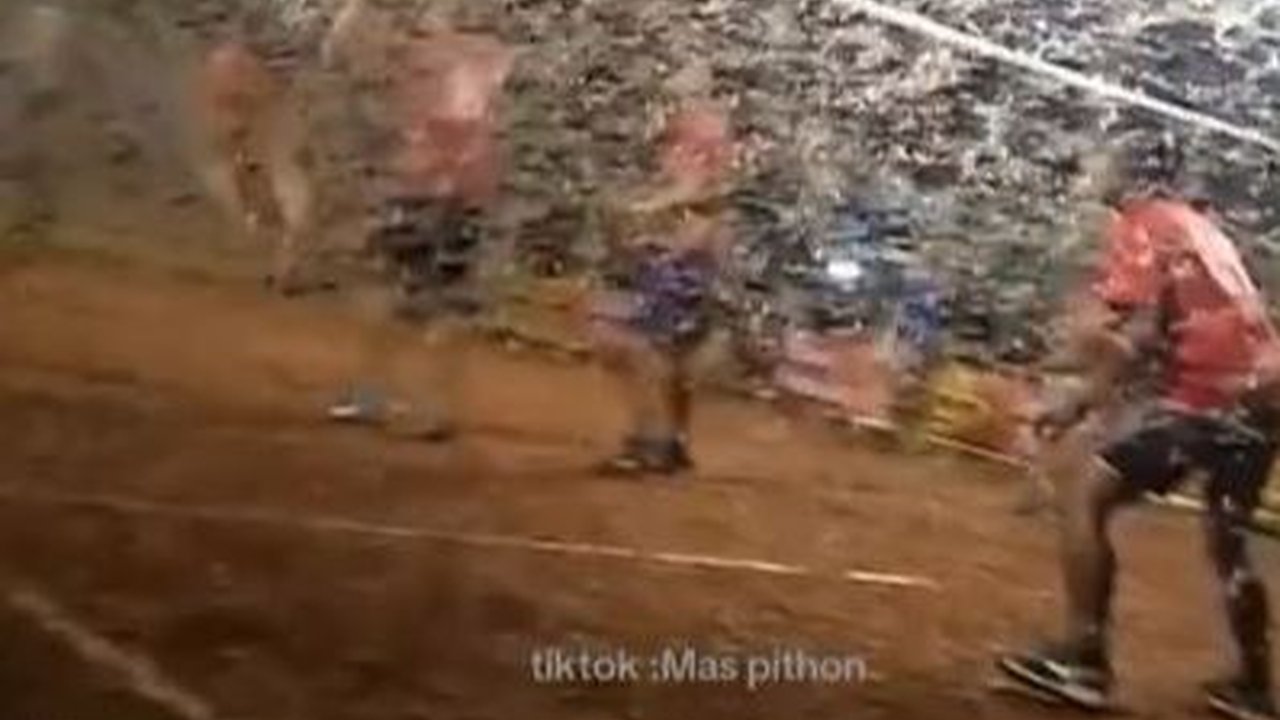 Seperti Tak Terjadi Apa-apa, Aksi Bapak-Bapak Main Voli saat Banyak Laron Ini Viral