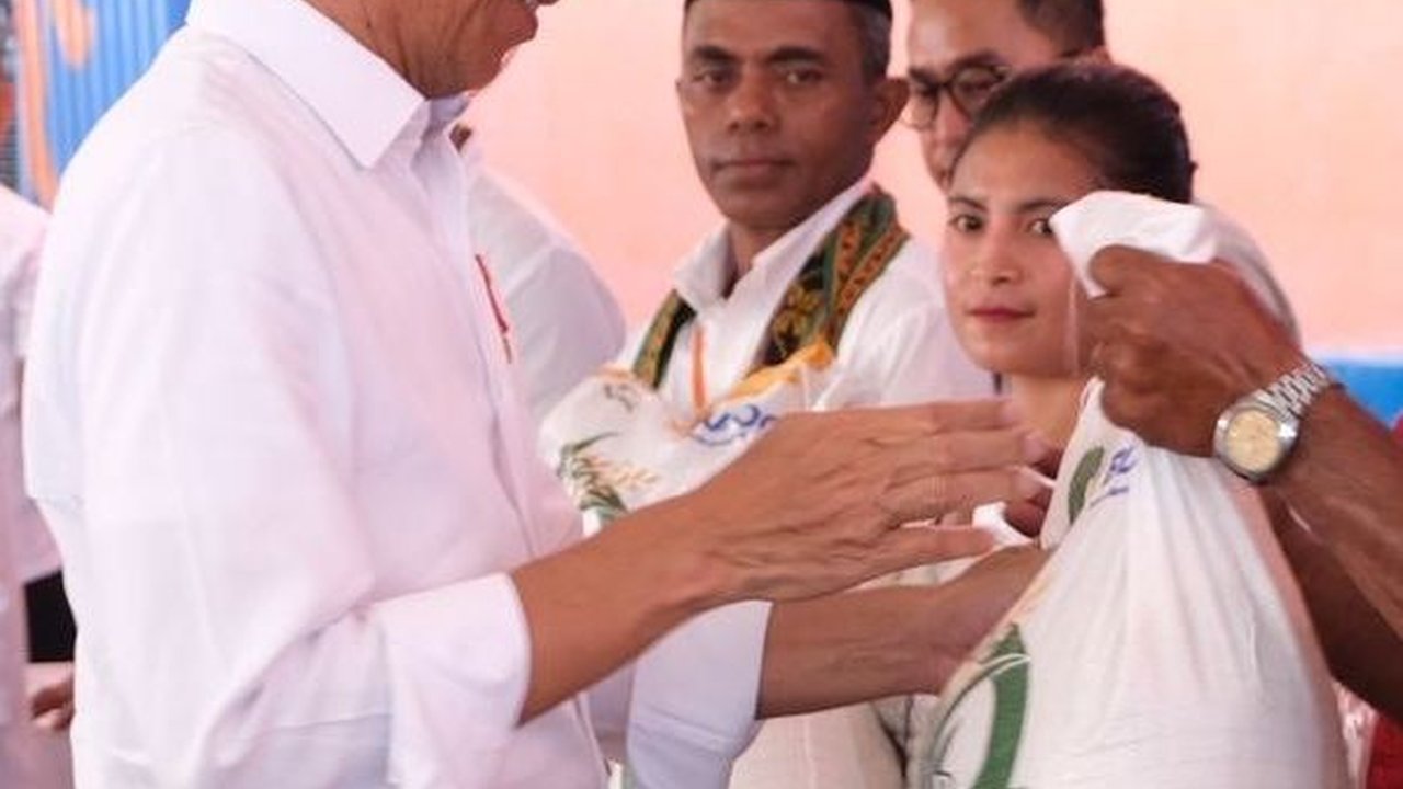 Presiden Jokowi Bagikan Bantuan Pangan Bulog di Tiga Lokasi di NTT Sekaligus
