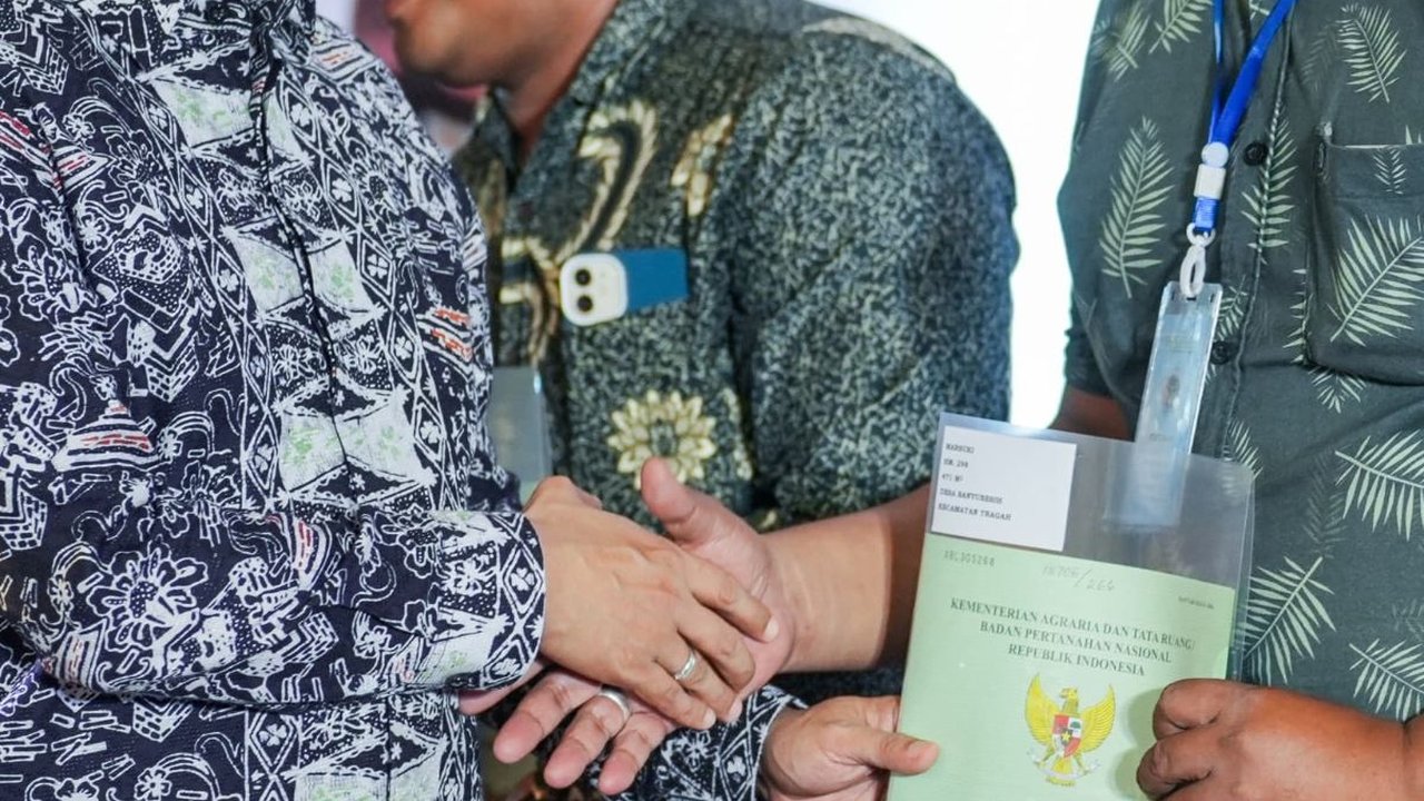 Bagikan 500 Sertifikat Tanah di Bangkalan, Wamen Raja Juli Antoni: Bisa Meningkatkan Taraf Hidup