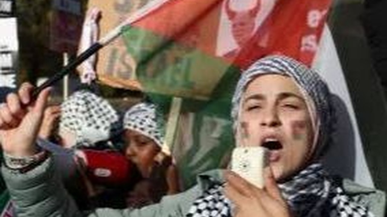 Penjualan Keffiyeh Palestina di AS Melonjak, Stok Habis dalam Dua Hari